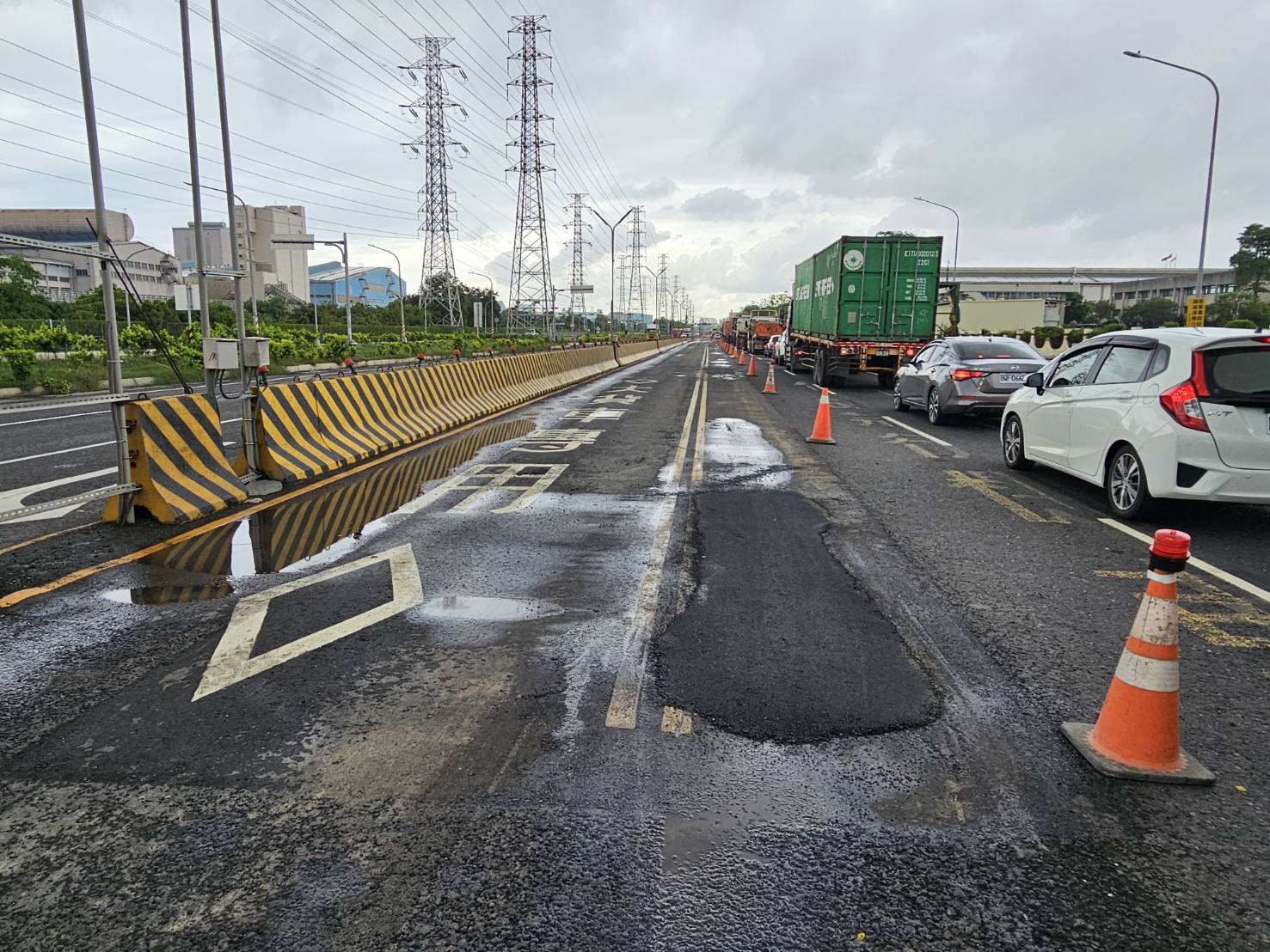 小港區沿海路雨後坑洞已修補 待天氣放晴將刨鋪改善 