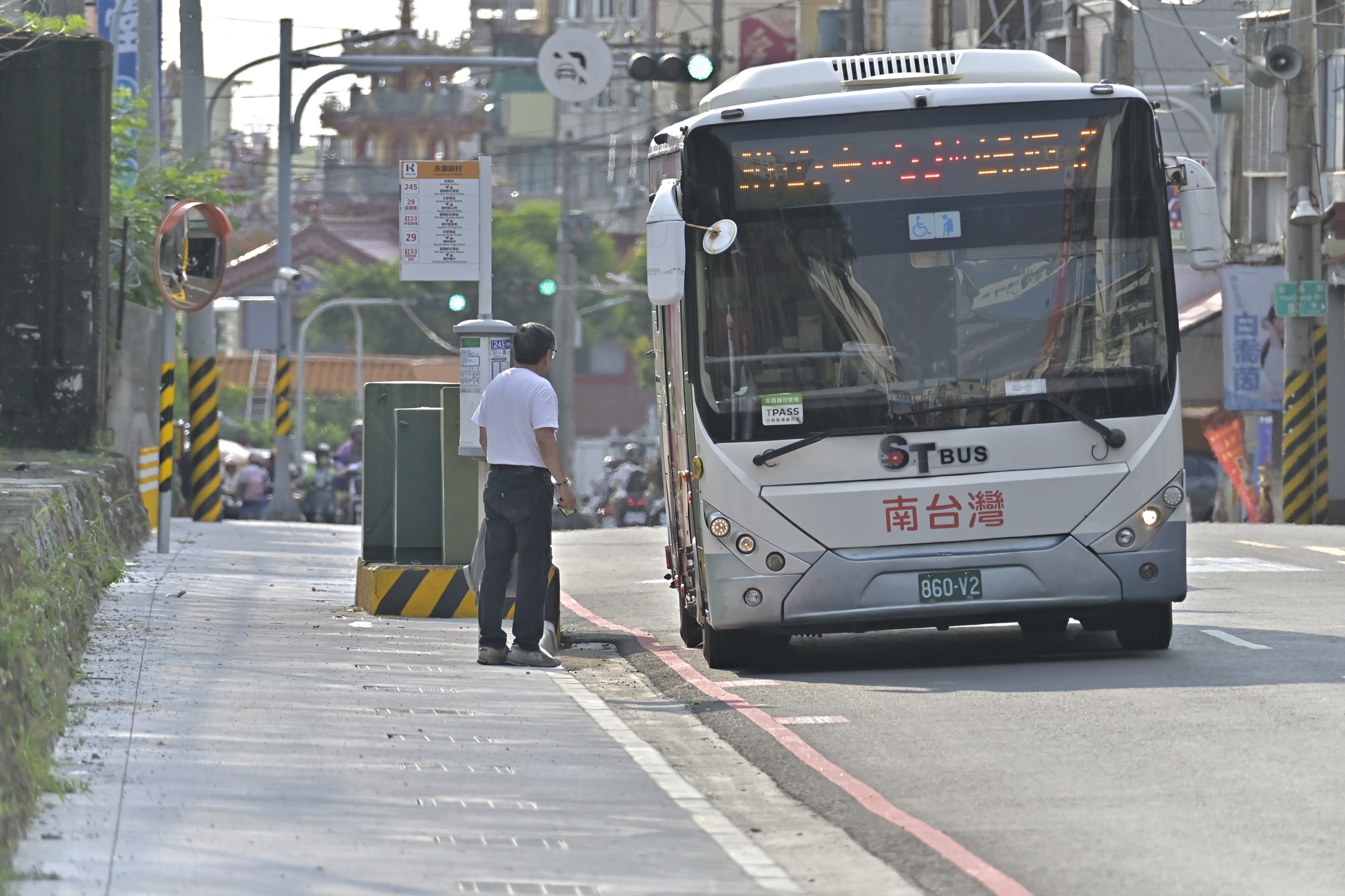楠梓右昌街新設人行道 通行更安全
