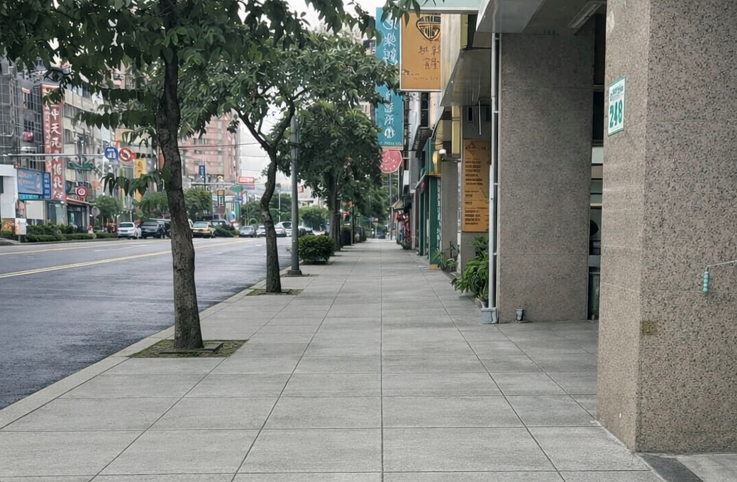 鳳山建國路人行道改善開工 優化人本通行環境