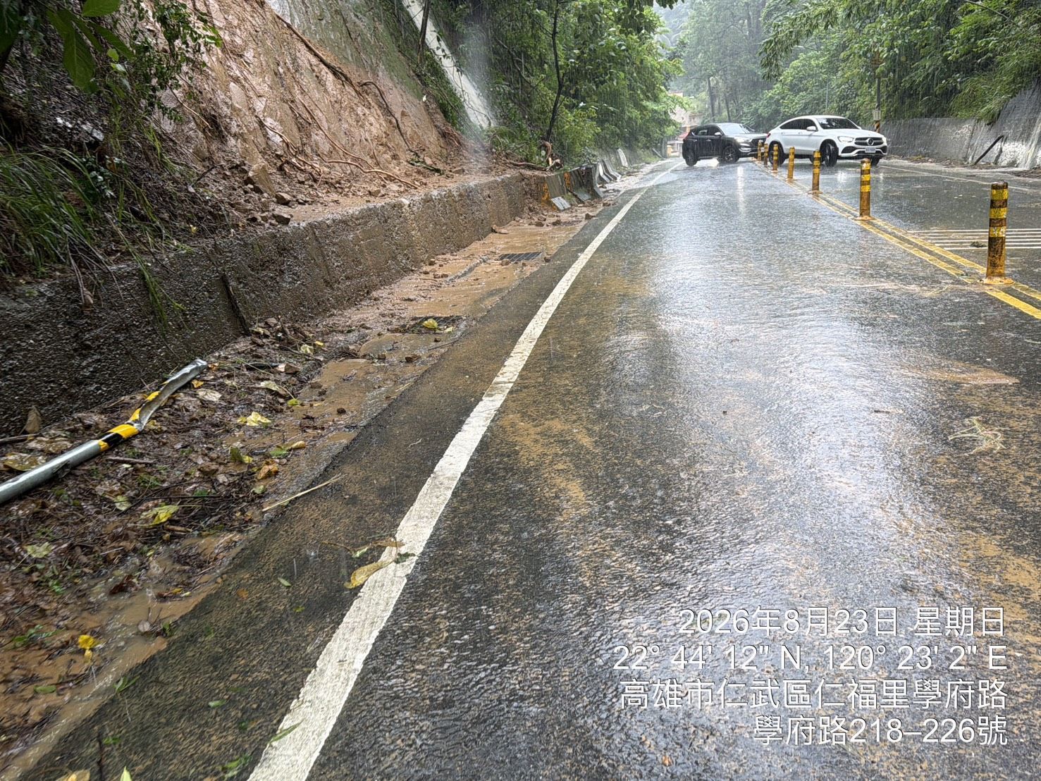 大樹區186甲學府路土石滑落阻路  工務局道工處已搶修通行