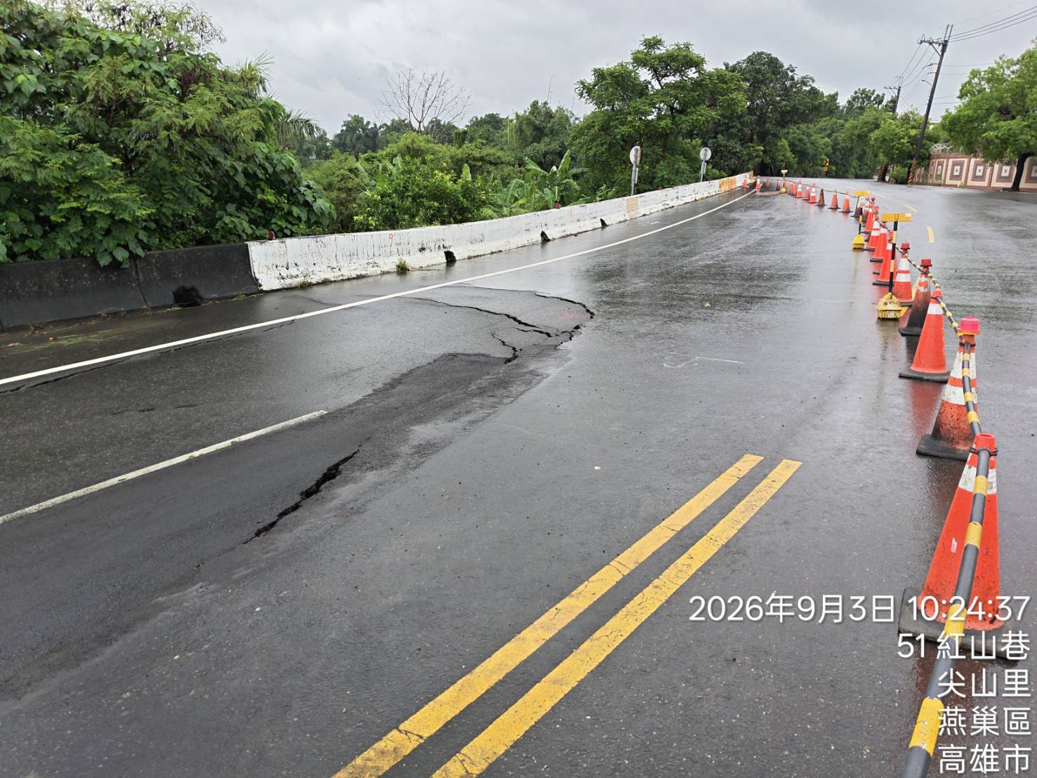 燕巢往返田寮高29-1線紅山巷道路土石流失下陷損壞  緊急封閉半路幅車道以維安全