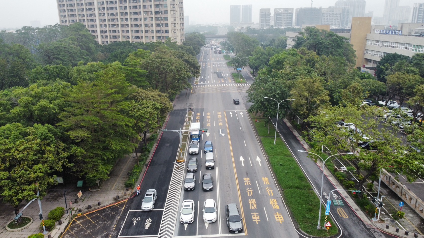 高市德民路分隔島「瘦身成功」 路型調整行車不卡卡