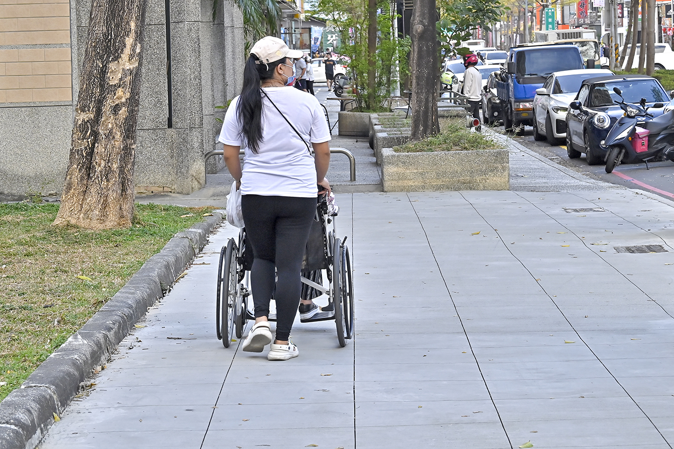 鳳山文衡路人行道翻新 提升逛街通行舒適度