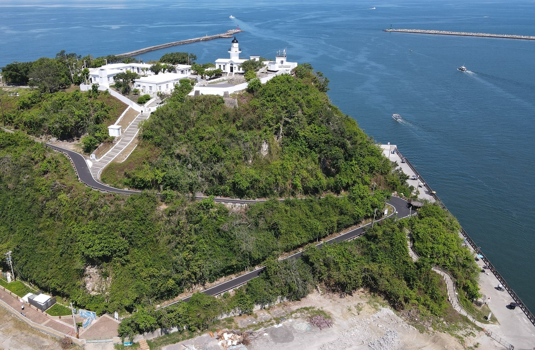 旗后登山步道換新 燈塔喝咖啡觀夕更愜意