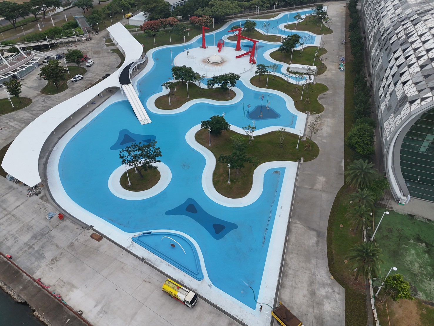 高雄最Chill玩水新地標！星光水岸公園10/24試營運！滑水道、港景鞦韆 一次滿足！