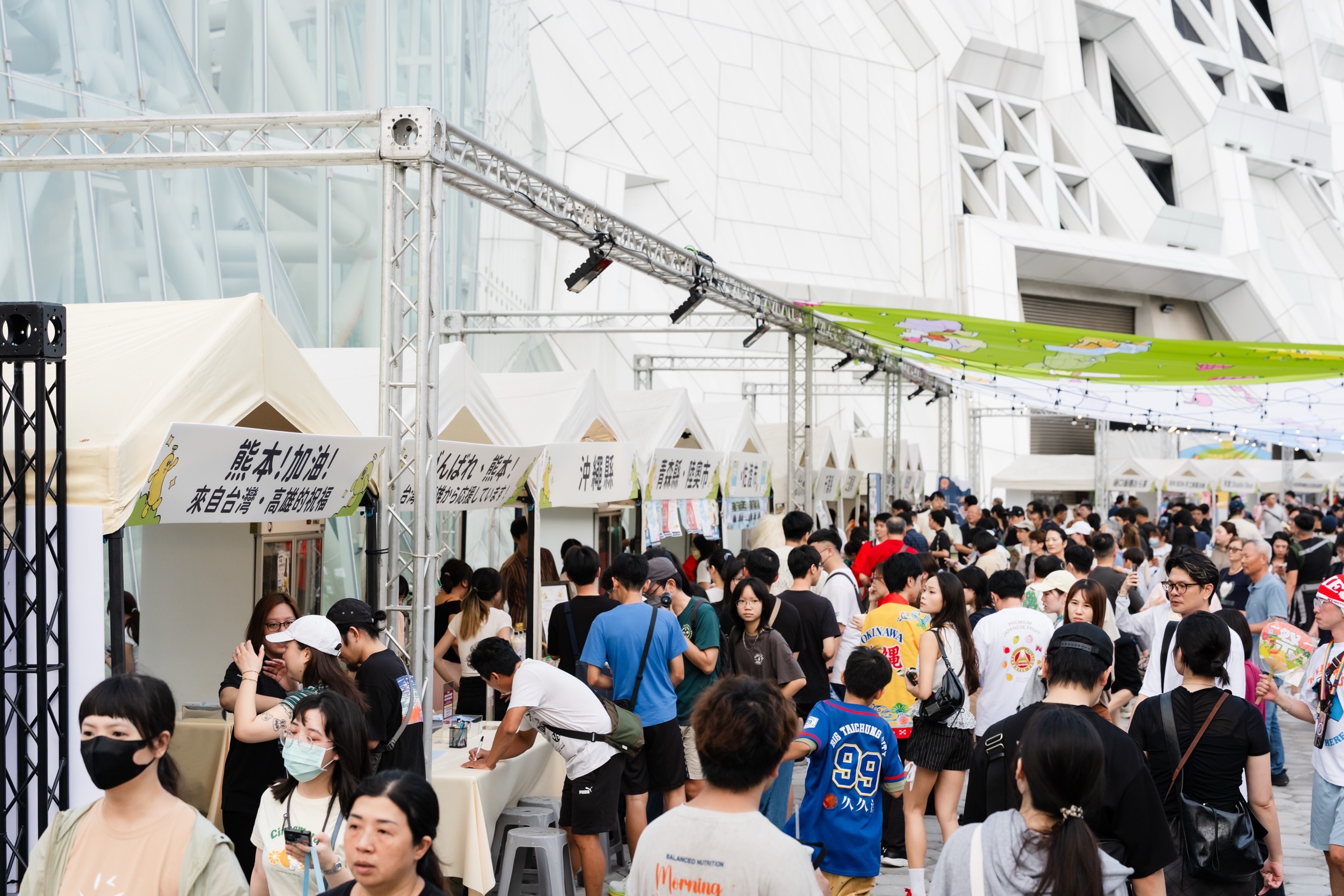台日大港水果祭首日人氣爆棚 日本城市、滅火器獻唱掀熱潮  把握台日大港水果祭最後一天 芒果醬、東京中央線接力登台