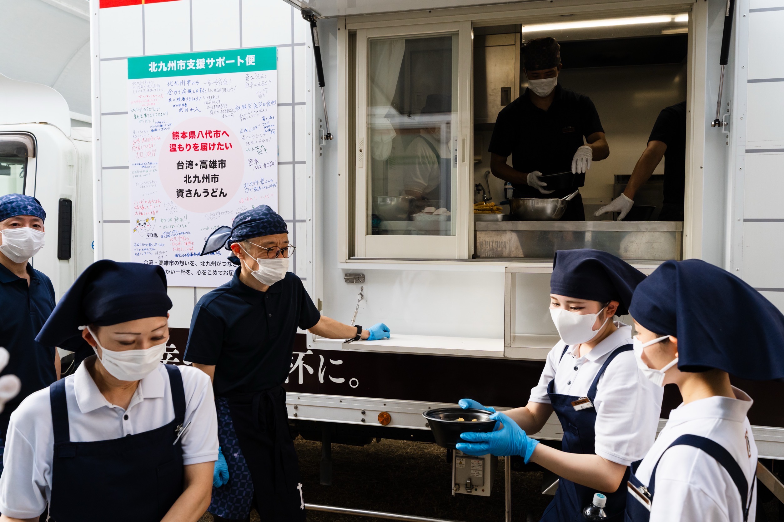 高雄、北九州再攜手援熊本 烏龍麵餐車前進災區送熱食