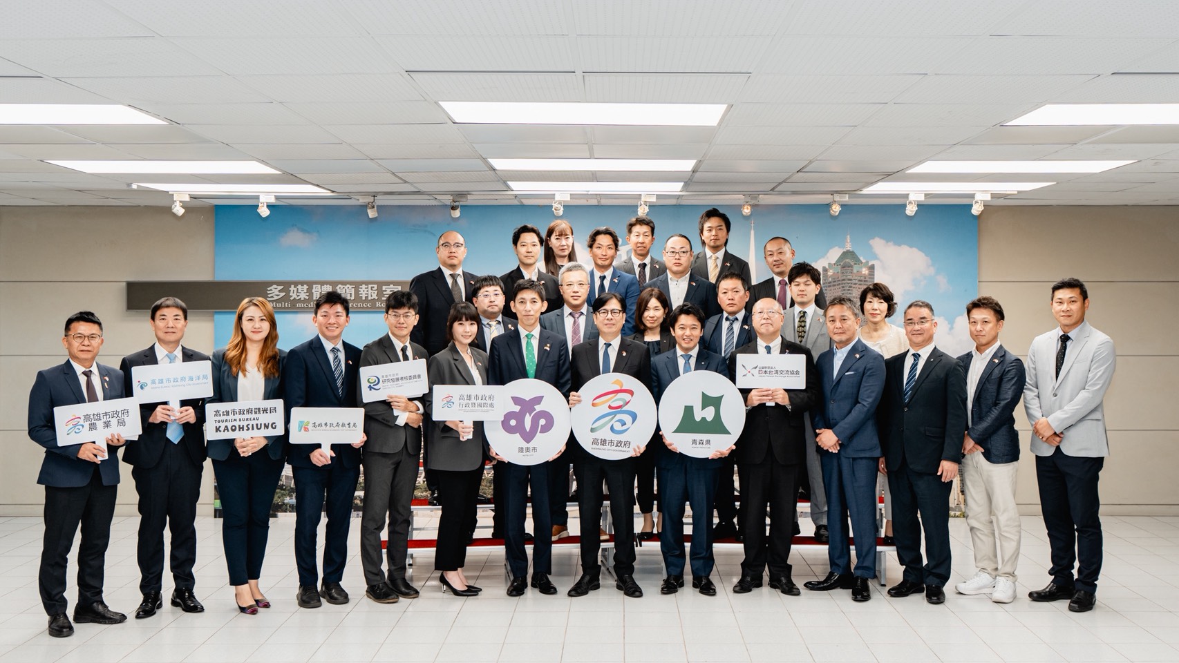 Pictures 4: With the signing of a friendly exchange agreement by Kaohsiung Mayor Chen Chi-mai, Aomori Prefecture Governor Soichiro Miyashita,
and Mutsu City Mayor
Tomoya Yamamoto,
Kaohsiung welcomed its 44th and 45th sister-city partnersfriendly cities.