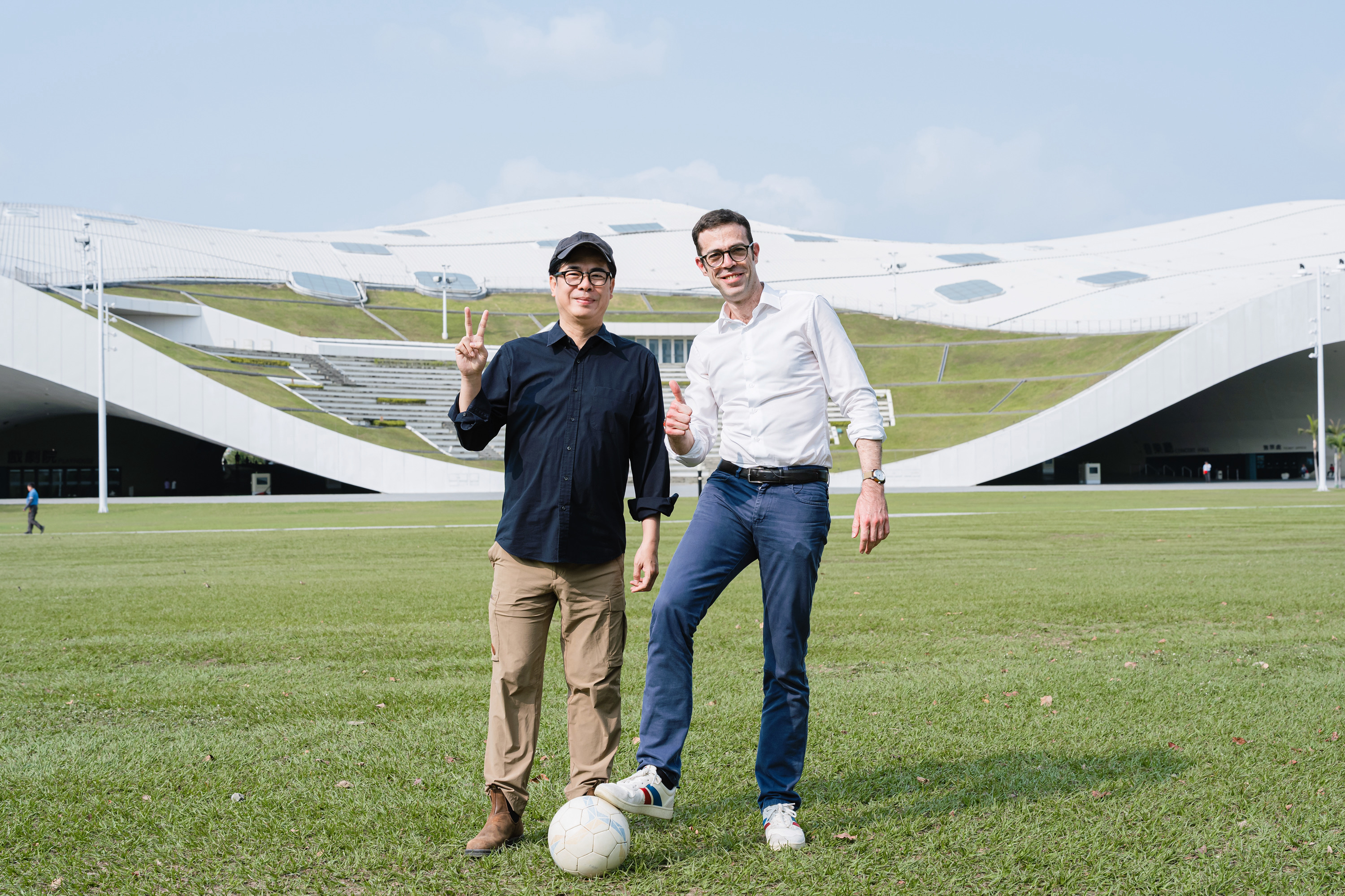 「今年玩大一點！」 宣傳法國生活節在高雄 陳其邁與法國在台協會主任龍燁拍片熱血踢足球