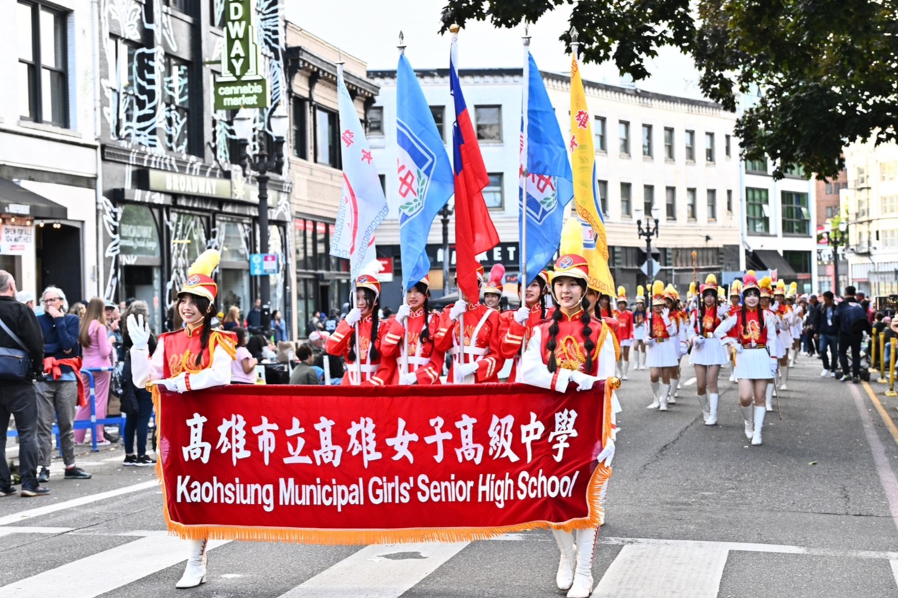 高雄府會出訪！與美國波特蘭38年姐妹市情誼再升溫 雄女樂儀隊首登玫瑰節大放異彩