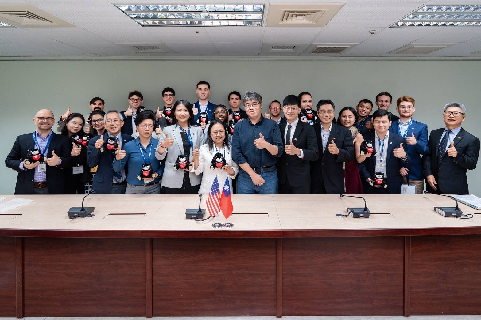 台灣人公共事務會率美國青年領袖團拜會高雄市政府  交流城市發展經驗
