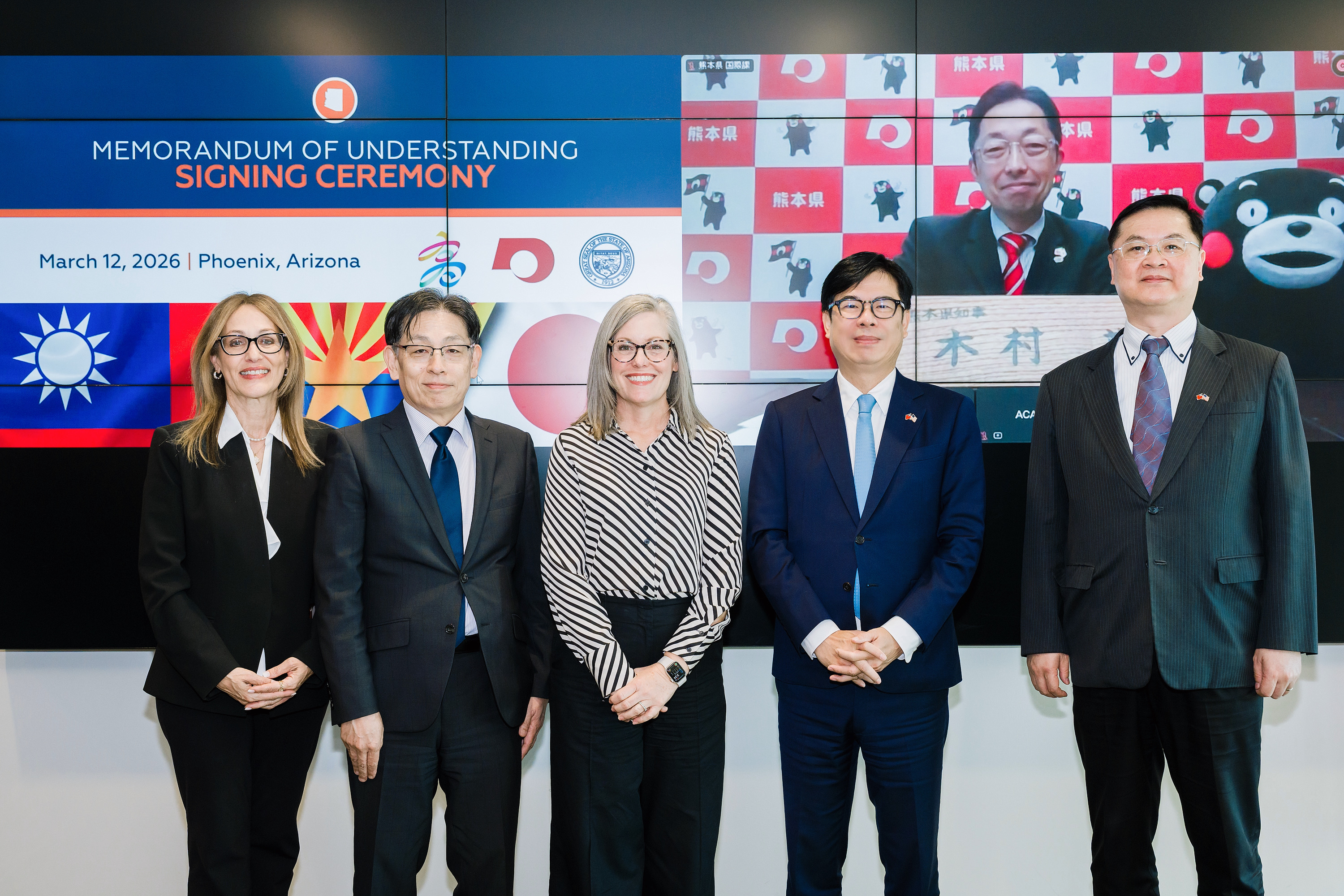 Photo 3 Mayor Chen Chi-mai, Governor Katie Hobbs, and Governor Kimura Takashi led their respective delegations in a group photo following the signing of the trilateral MOU