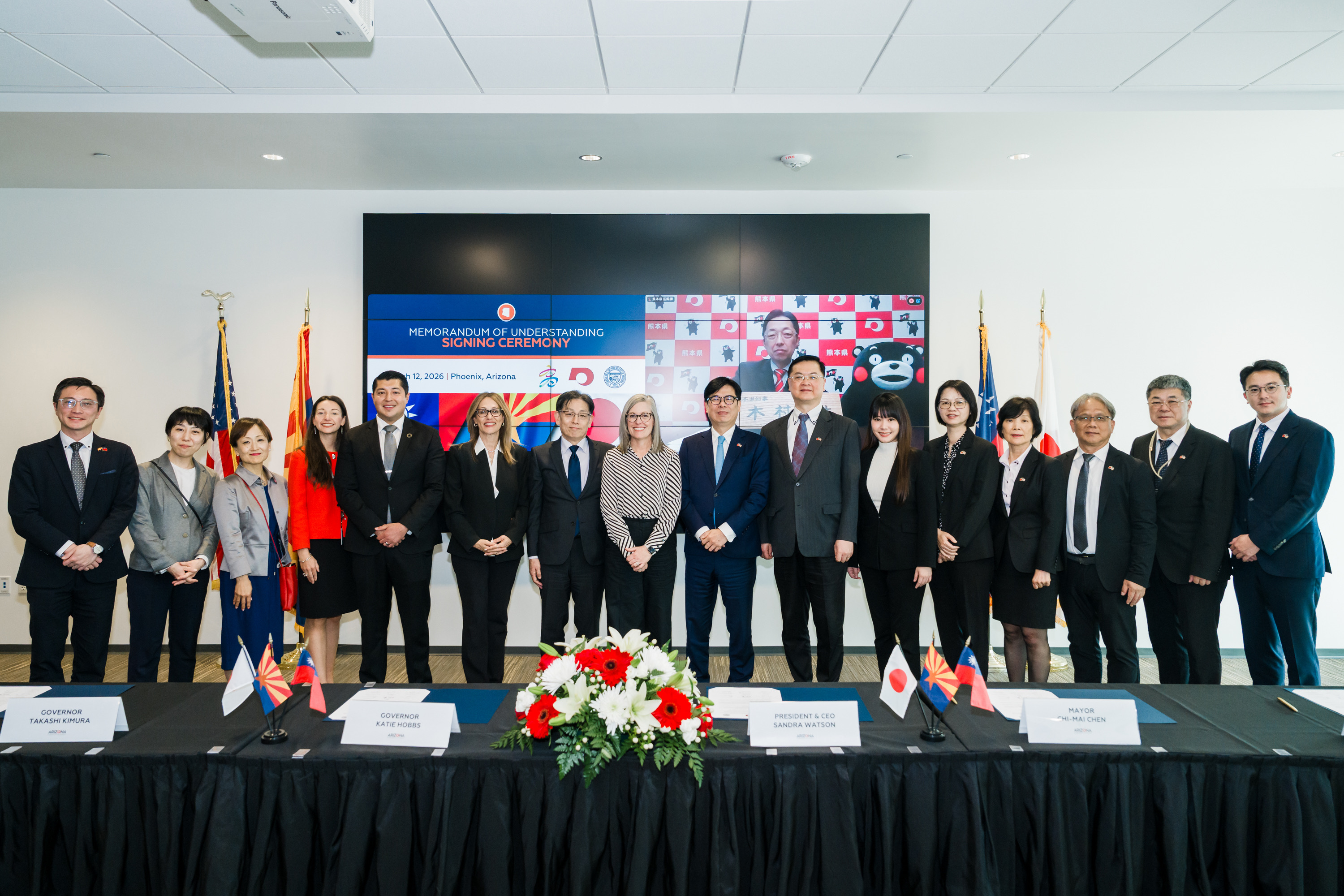 Photo 4 Mayor Chen Chi-mai, Governor Katie Hobbs, and Governor Kimura Takashi led their respective delegations in a group photo following the signing of the trilateral MOU