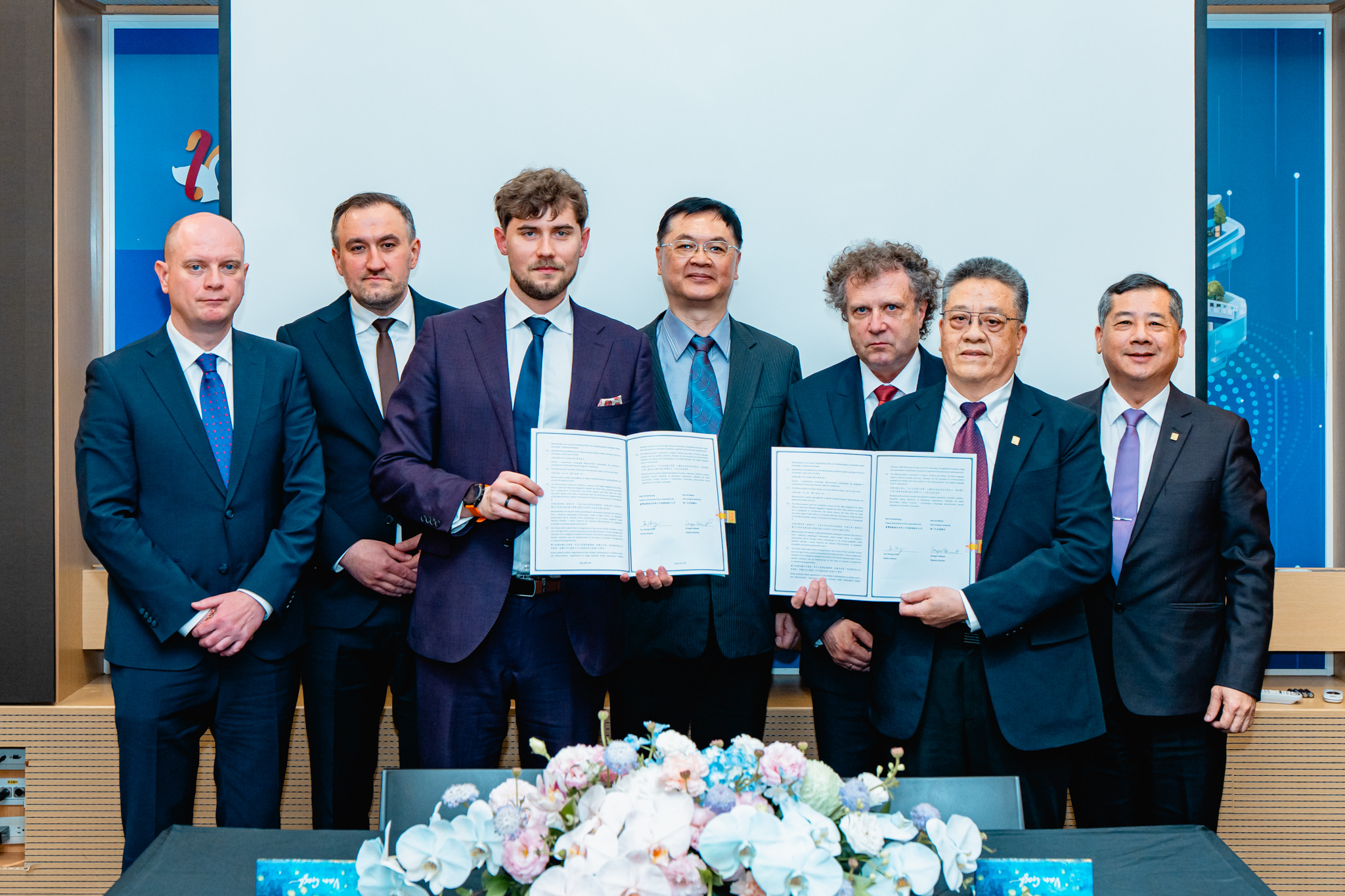 Photo 2: Deputy Mayor Lo Ta-sheng, together with Jacek Karnowski,
Secretary of State at Poland’s Ministry of Development Funds and Regional
Policy, and Janusz Bilski, Director of the Polish Office in Taipei, witnessed
the signing of the MOU between the Port of Kaohsiung and the Port of Gdynia.