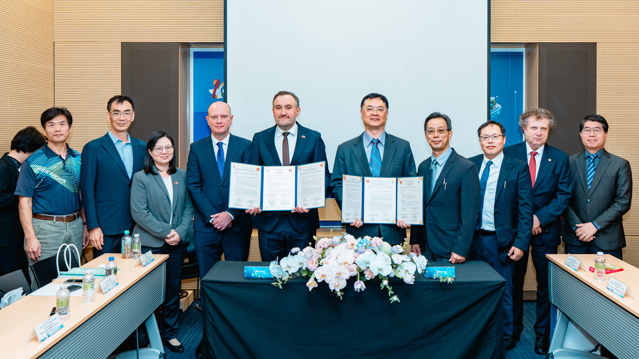 Photo 3: Educational ties
between Kaohsiung and Gdynia continue to expand, with Lin Yyuan Senior High
School, Cianjhen Senior High School, Rueisiang Senior High School, Kaohsiung
Industrial High School, and Chung-Cheng Industrial High School

in Kaohsiung signing
letters of intent to promote student exchange and talent development with the
Col. Stanisław Dąbek Secondary School No. 5, the Adam Mickiewicz Secondary
School No. 2, the Polish Navy Secondary School No. 3, the Complex of
Administrative and Economic Schools, and the Complex of Refrigeration and
Electronics Schools in Gdynia.