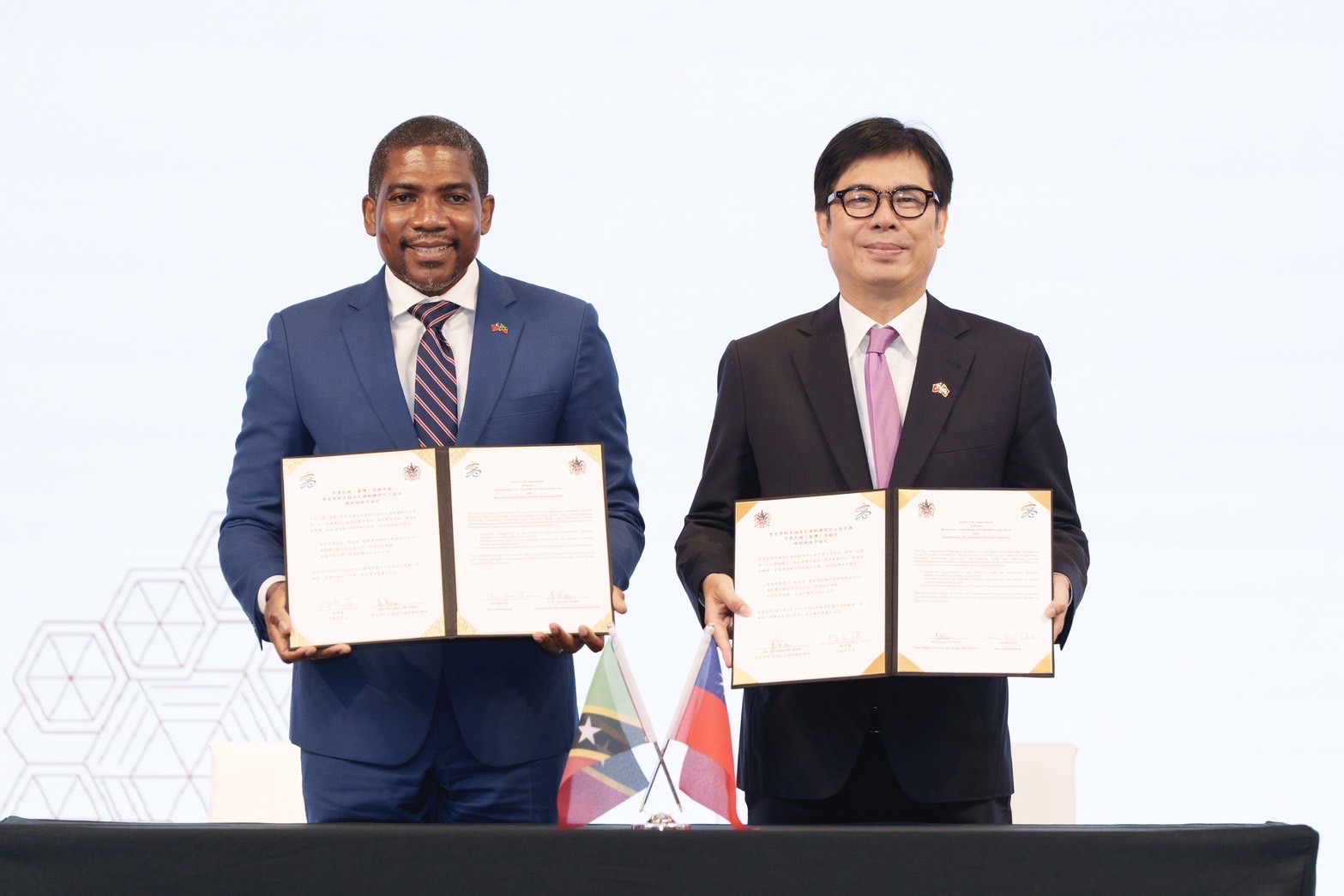 Picture 4：Kaohsiung Mayor Chen Chi-Mai and Prime Minister Terrance Drew of Saint Christopher and Nevis signing the Sister-City Agreement.