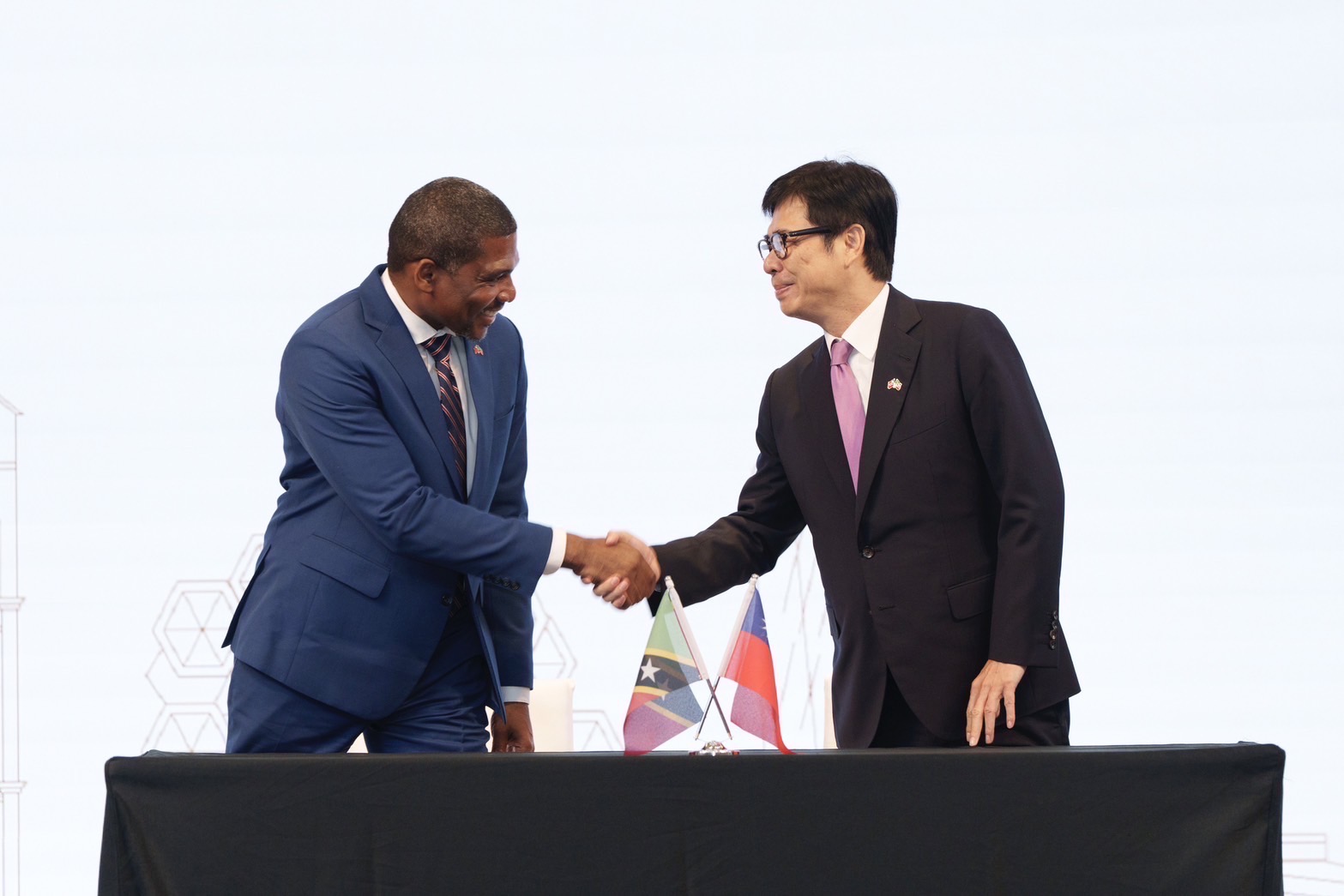 Picture 3：Kaohsiung Mayor Chen Chi-Mai and Prime Minister Terrance Drew of Saint Christopher and Nevis signing the Sister-City Agreement.