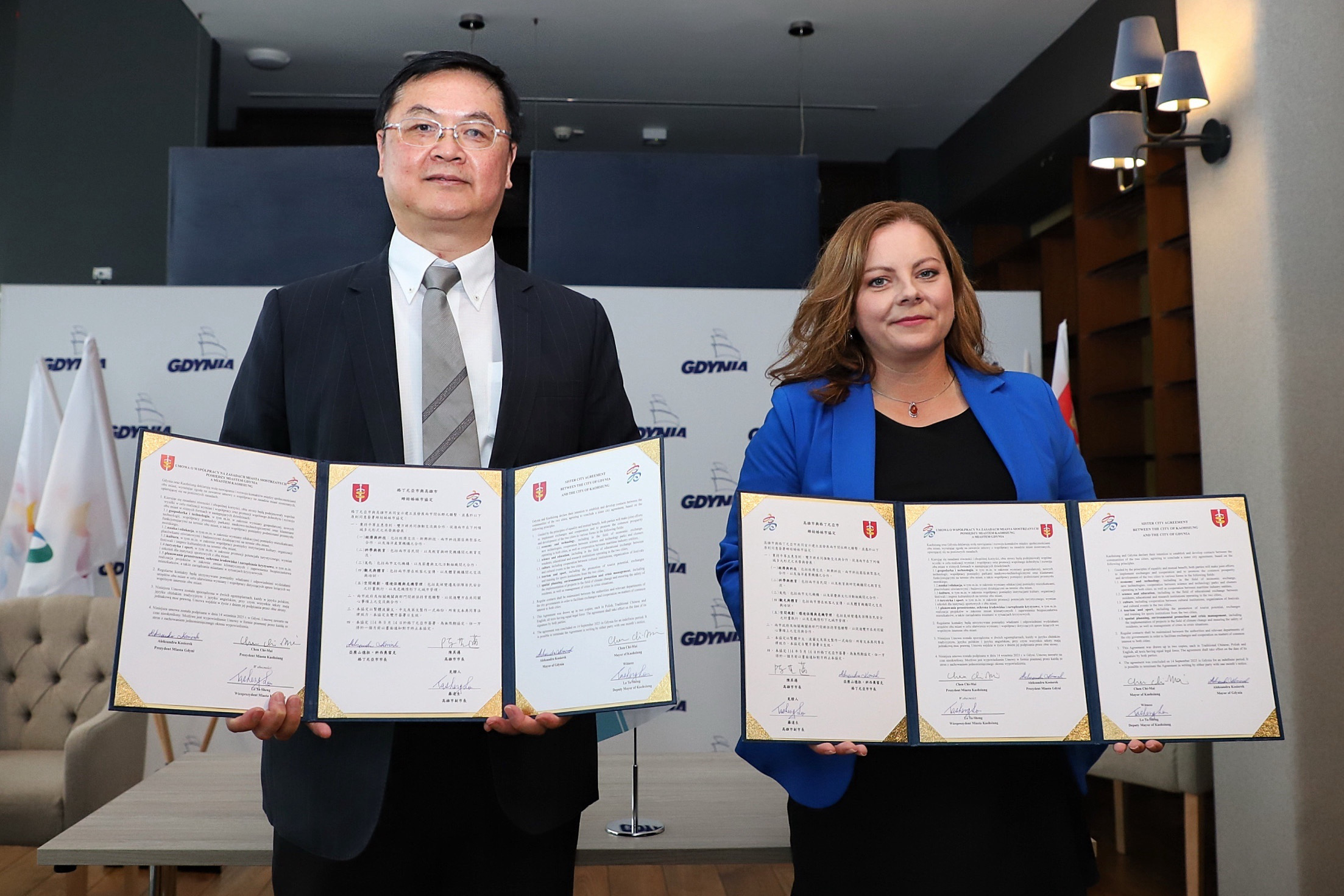 2. Kaohsiung and
Gdynia officially became sister cities, with Deputy Mayor Lo Ta-sheng and Mayor
Aleksandra Kosiorek signing the agreement on behalf of their cities.