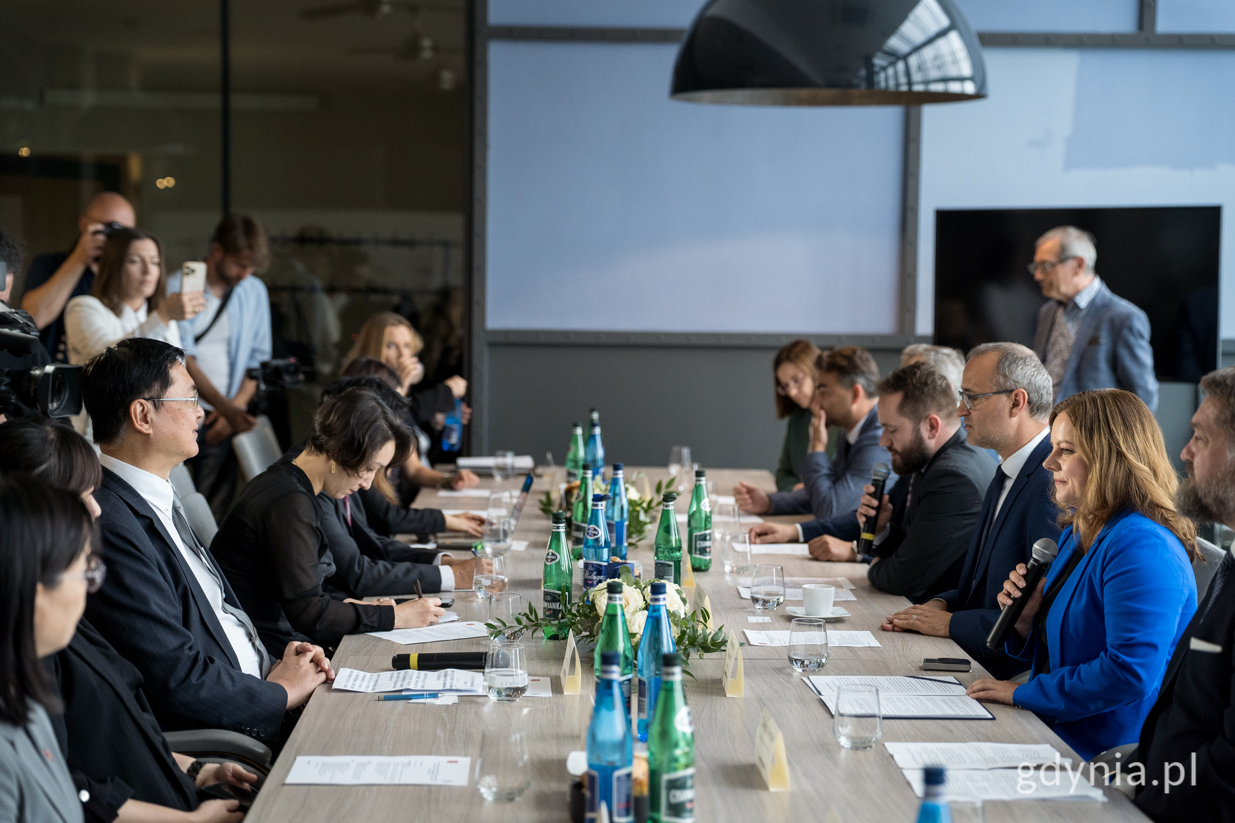 6. The signing ceremony featured representatives from both cities, the Gdynia City Council Chairman, and Pomeranian officials, drawing extensive coverage from Polish media.
