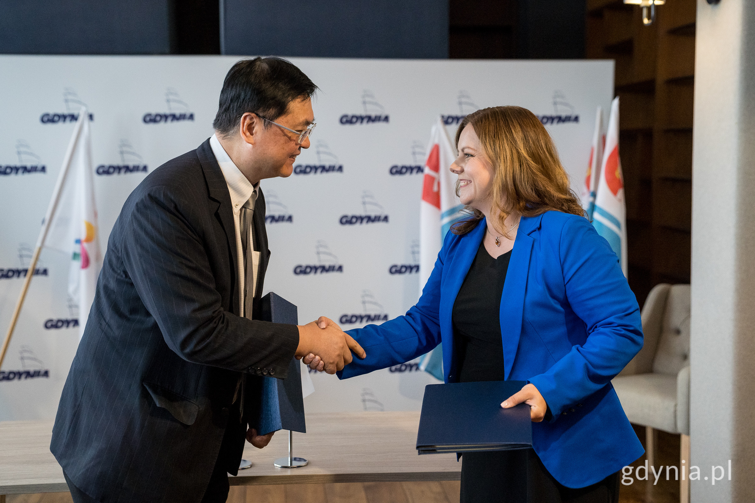 4. Kaohsiung and
Gdynia officially became sister cities, with Deputy Mayor Lo Ta-sheng and Mayor
Aleksandra Kosiorek signing the agreement on behalf of their cities.