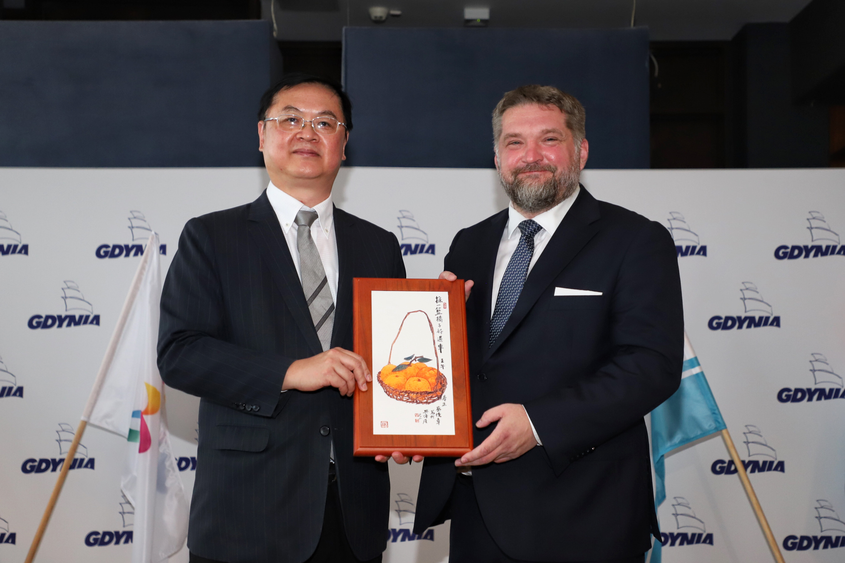 9. Gdynia City Council
Chairman Tadeusz Szemiot witnessed the signing and expressed hopes for deepened
cooperation and mutual benefit.