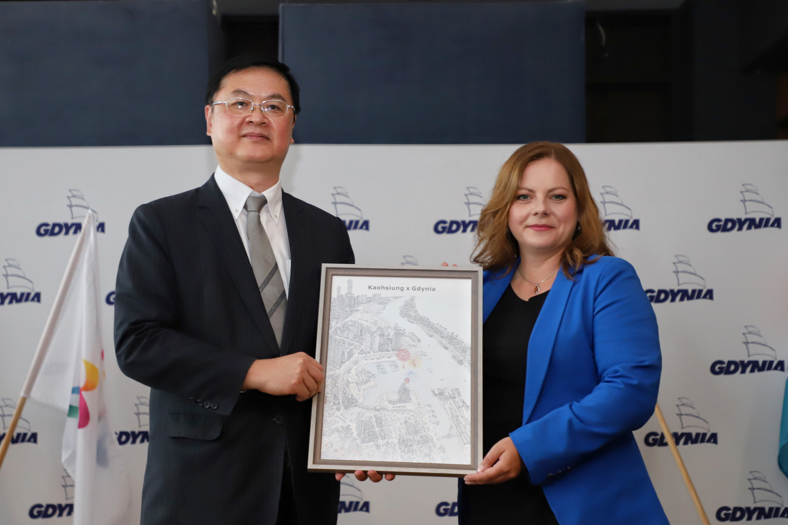 3. Kaohsiung and
Gdynia officially became sister cities, with Deputy Mayor Lo Ta-sheng and Mayor
Aleksandra Kosiorek signing the agreement on behalf of their cities.