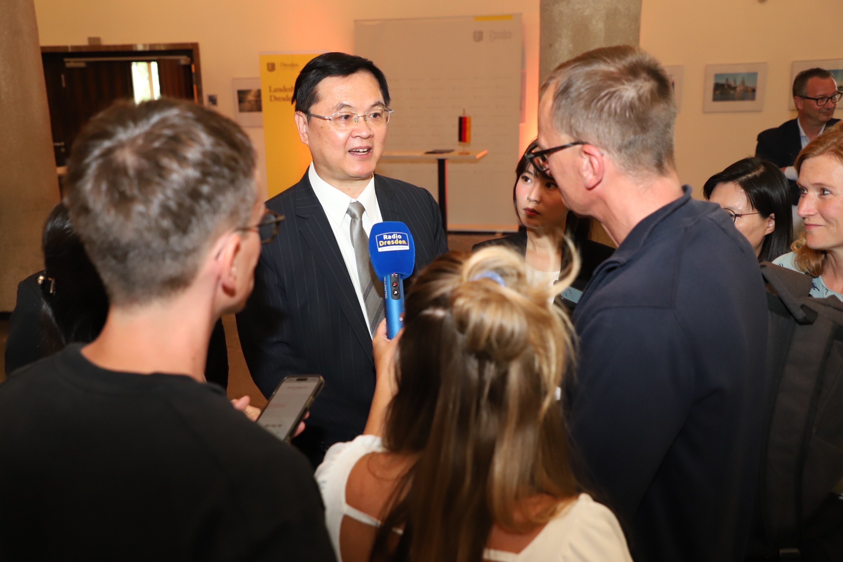 3. After the signing ceremony, Deputy Mayor Lo was interviewed by German media.
The cooperation between the two cities was covered by major local media outlets
including the Sächsische Zeitung.
Reports highlighted that both Kaohsiung and Dresden are home to TSMC plants and
will pursue future city-to-city collaboration.