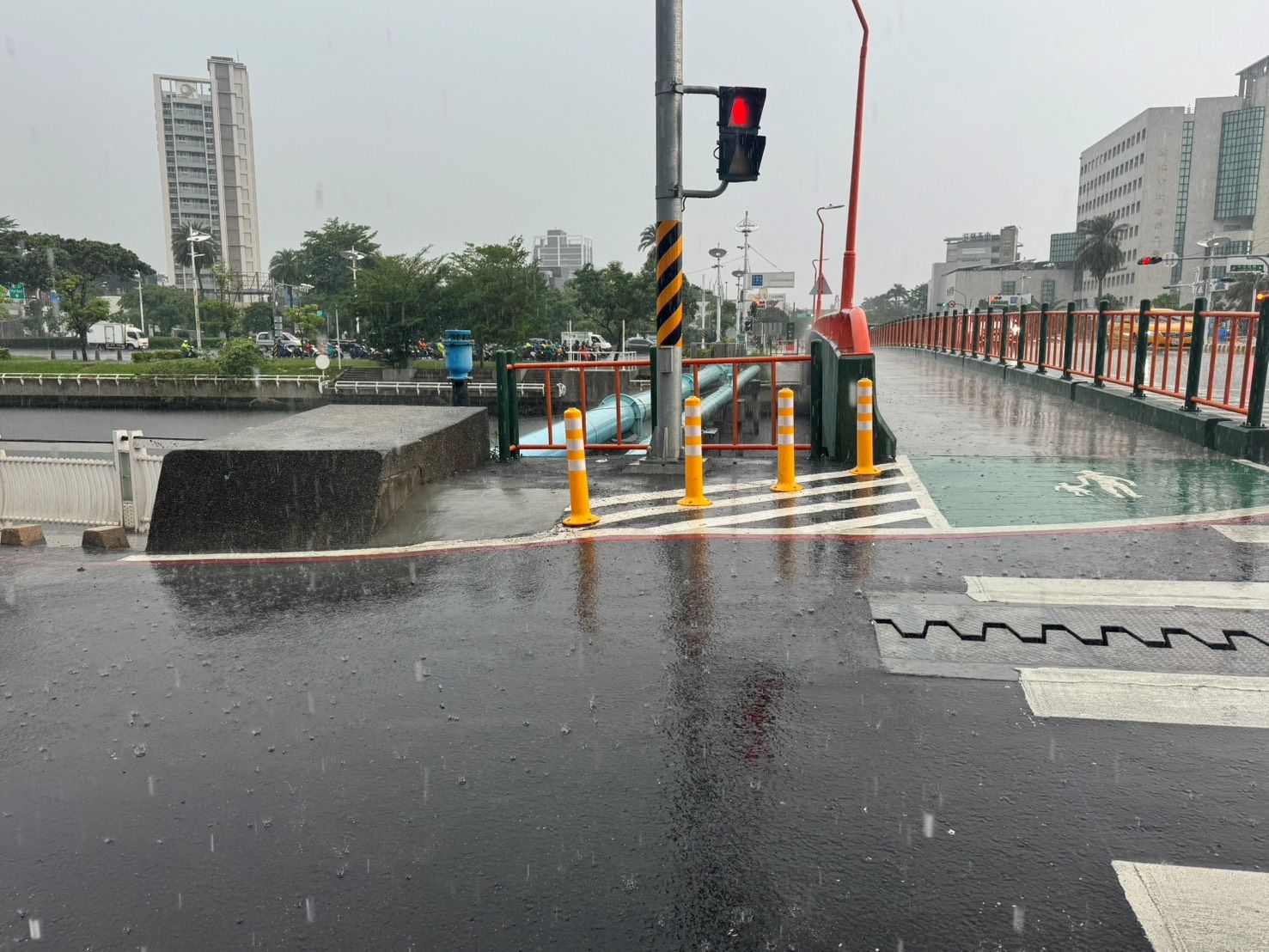 打除媽祖港橋旁自來水石墩 避免車輛碰撞