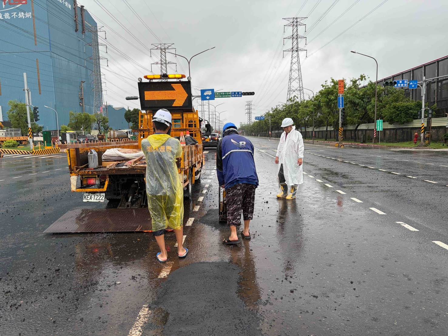 連日大雨貨櫃車專用道破損  工務局長巡視修補進度