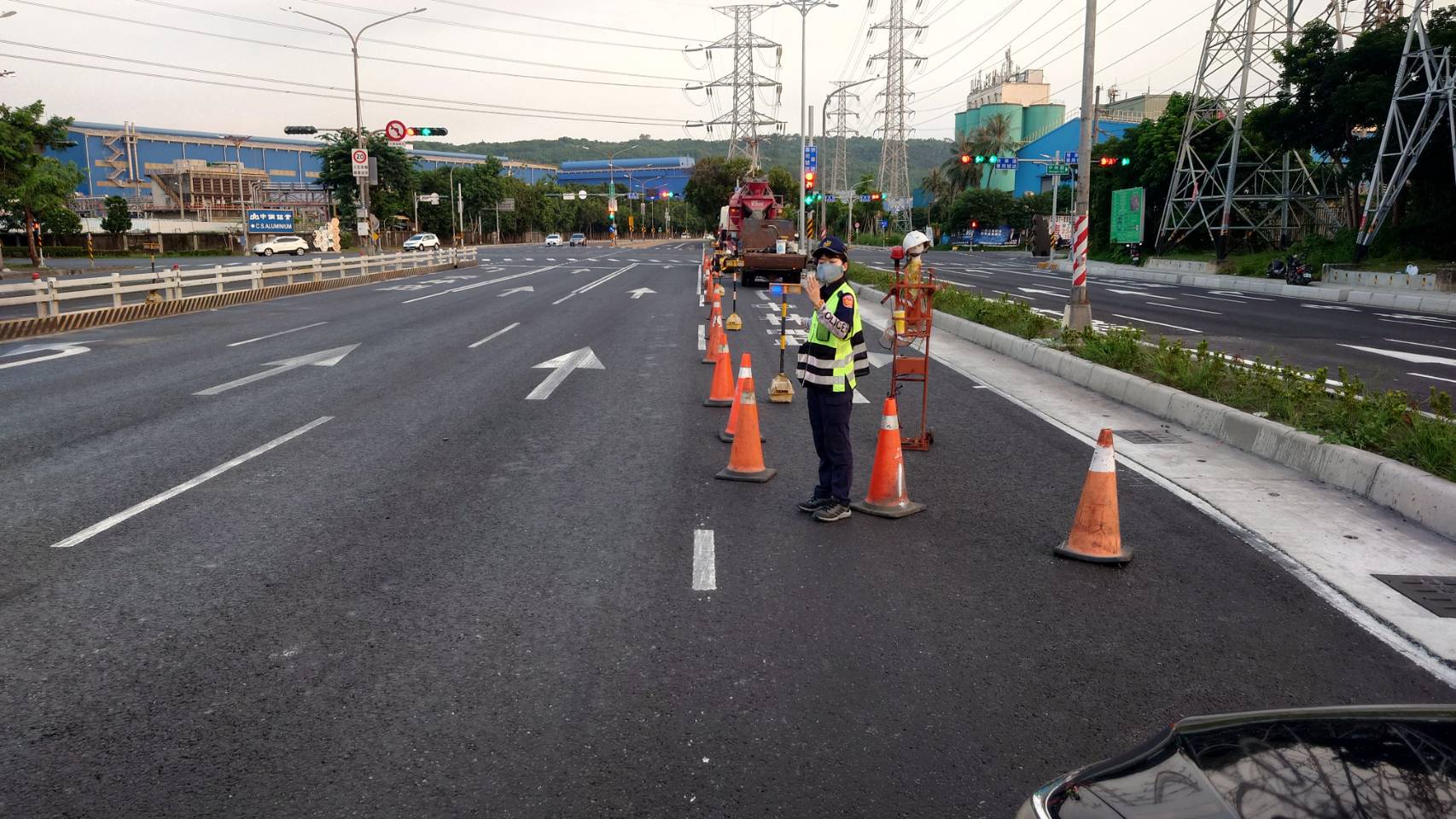 小港區沿海二路因自來水人孔塌陷 新工處已進行搶修維護用路安全