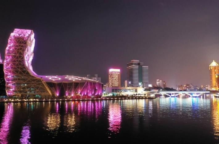 高雄港國際新魅力 高流中心燈光璀璨夜空