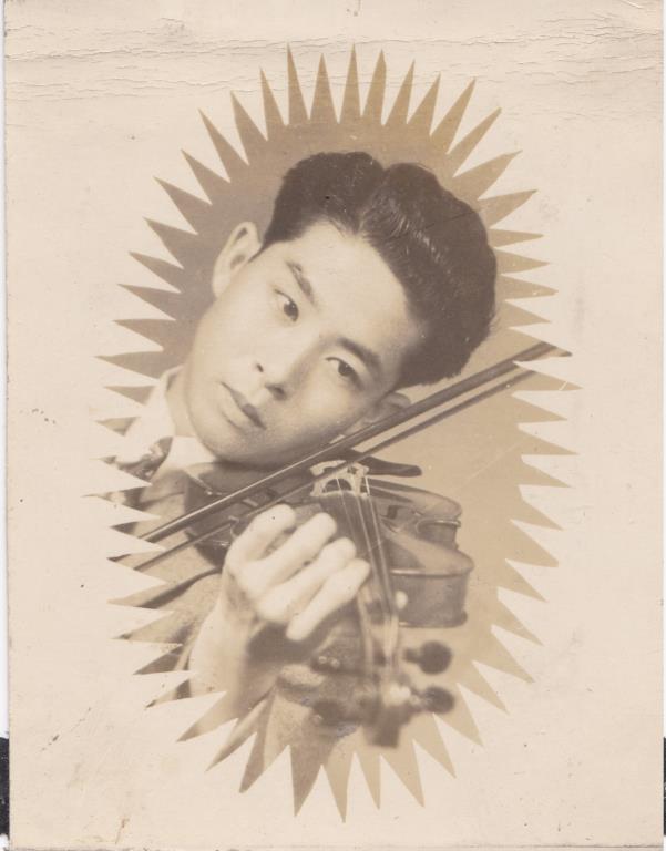 83 張仁葵年輕時拉小提琴