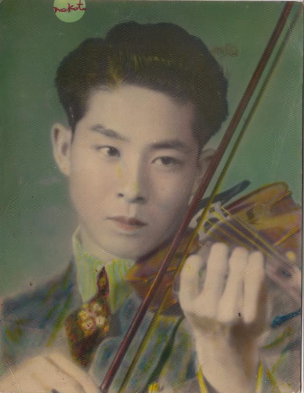 84 張仁葵年輕時拉小提琴(彩色)