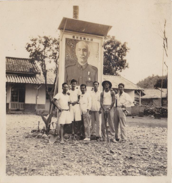 12 民國40年代初月眉國民學校「蔣大總統肖像」前合照