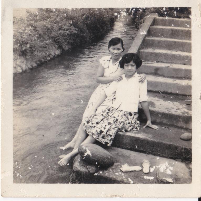 36 張瓊梅及其堂妹兩人於杉林水利會後方的水圳旁合影