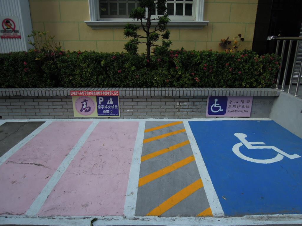 大門口左側提供身障機車位及婦女親善機車停車位