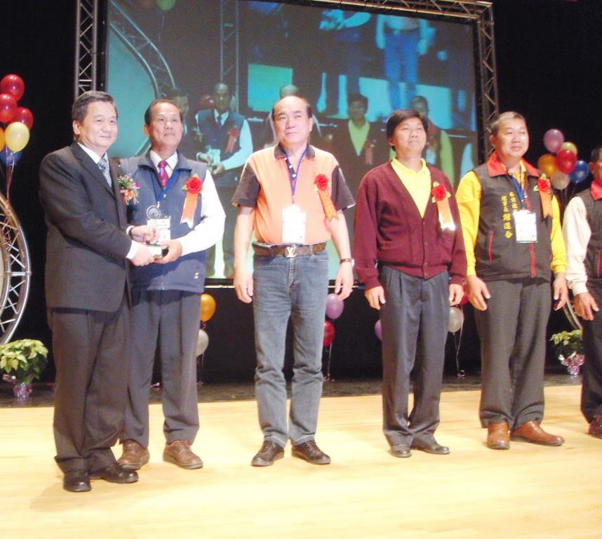 三隆社區林理事長代表社區接受衛福部表揚